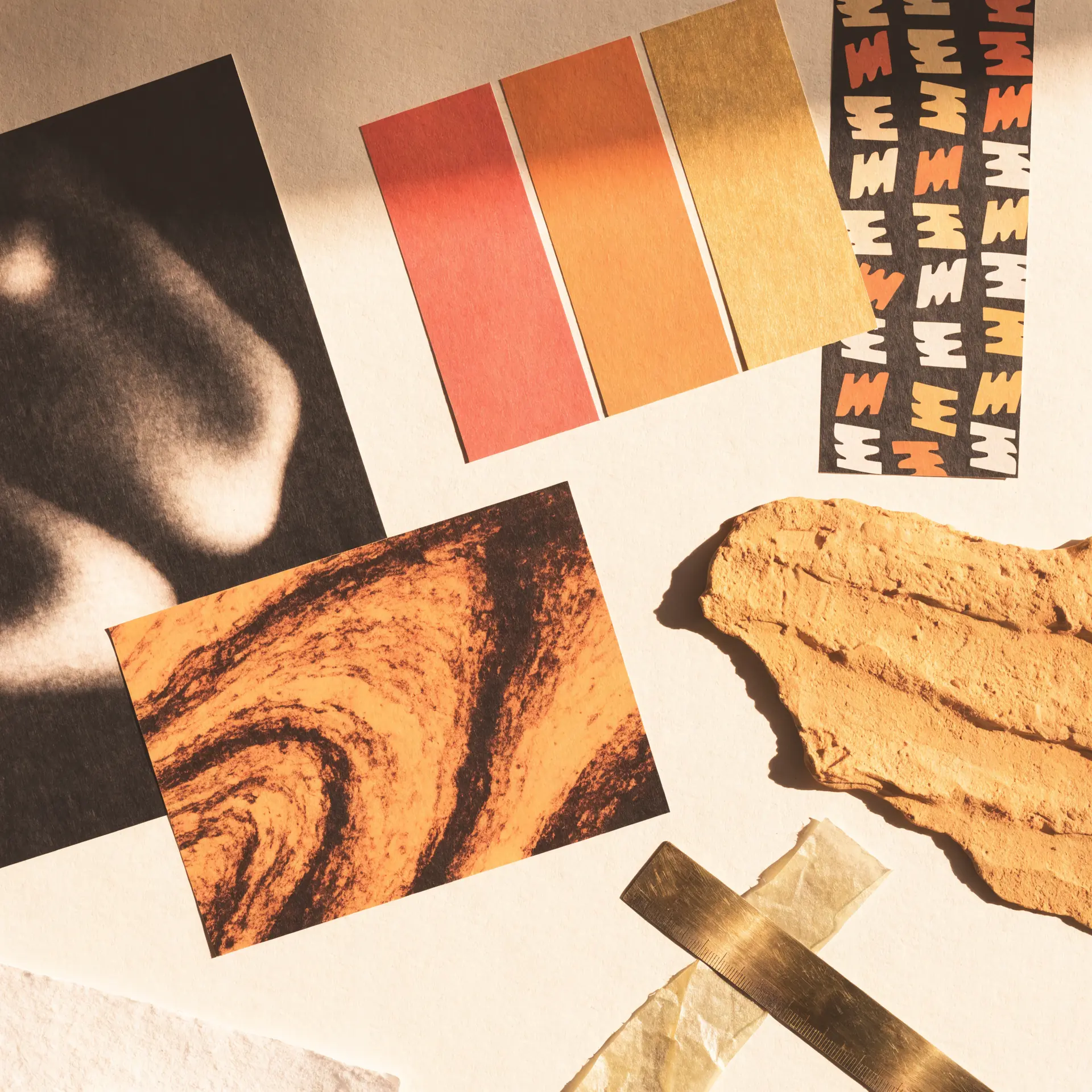 Moodboard com amostras de cor, tipografia e texturas em tons terrosos